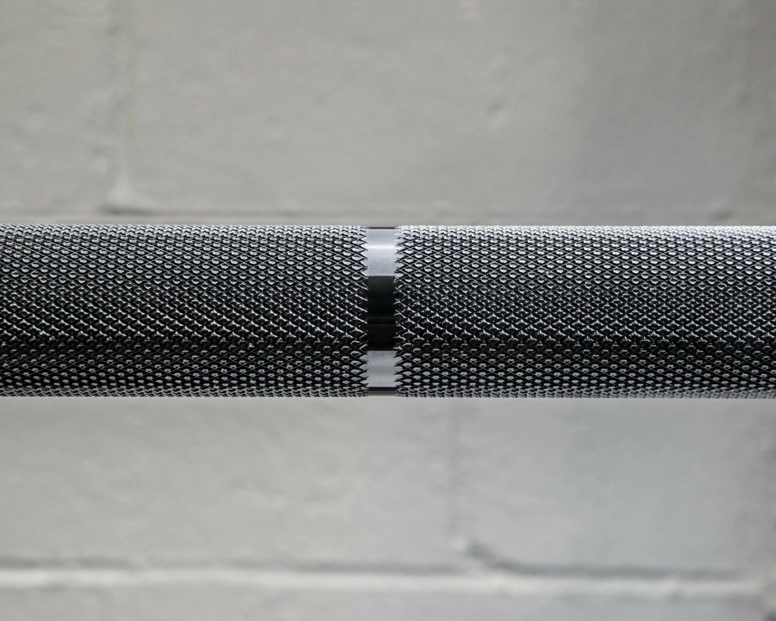 Rogue Fitness Rogue 20KG Ohio Power Bar - Black Zinc 6 Rogue Fitness Rogue 20KG Ohio Power Bar - Black Zinc - Image 4